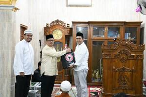 Ketua Yayasan PT Igasar Semen Padang Abdul Hakim Lubis serahkan bantuan pada Ketua pengurus Masjid Ainul Muttaqin, Eka Putra Kurniadi pada kunjungan Safari Ramadhan, Selasa (2/4/2024)