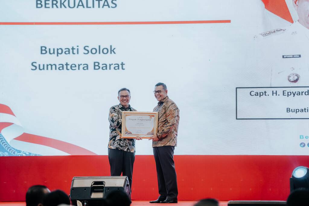 Bupati Solok H. Epyardi Asda yang terima penghargaan dari Kepala BKKBN Pusat Dr. Hasto Wardoyo, Sp.OG (K) dalam rangkaian Peringatan Hari Keluarga Nasional ke-31 tahun 2024 du Semarang
