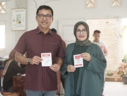 Salurkan Hak Pilih, Bupati Solok Selatan dan Isteri Mencoblos di TPS 30 Rimbo Tangah