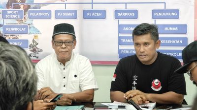 Kasatgas PON Sumbar, Kompol Alvira dan Sekum KONI Sumbar, Prof Alnedral saat memberikan keterangan kepada wartawan.