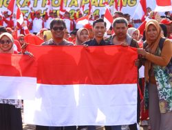 Pemko Padang Bagikan Bendera Merah Putih ke Pengendara