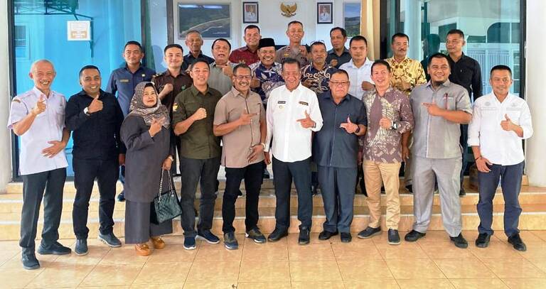 Bupati Pesisir Selatan. Rusma Yul Anwar bersama Anggota DPRD setempat.