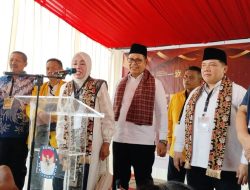 Dua Pasangan Calon Mendaftar, Emiko – Irwan Afriadi Diantar Ribuan Pendukung