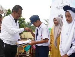 Giliran Masyarakat Sangir Balai Janggo Terima Seragam Sekolah Gratis