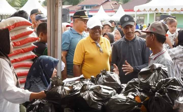 Wakil Bupati Solok Selatan H Yulian Efi, di Dampingi Ketua Baznas Berdialog dengan Masyarakat Penerima Bantuan