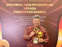 Komitmen Terhadap Kesehatan Masyarakat, Walikota Solok Zul Elfian Terima UHC Award 2024