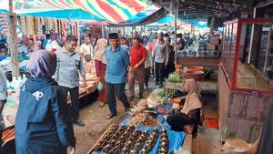 Blusukan ke Padangpariaman, Mahyeldi Kunjungi Pasar Sungai Sariak