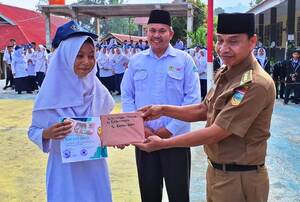 Siswa MTsN 5 Solok Selatan Berprestasi Diberi Reward