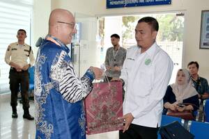Direksi Perumda AM Padang Bagikan Sovenir di Peringatan Harpelnas 2024