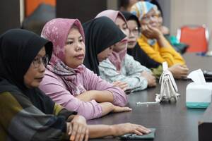 Berbagi di Hari Pelanggan, PLN Solok Salurkan Bantuan Modal Usaha dan Pendidikan