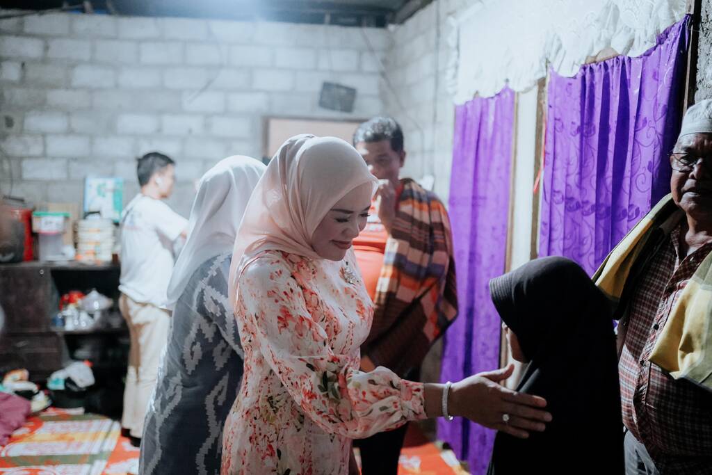 Bundo Emiko saat menjenguk keluarga korban tambang.