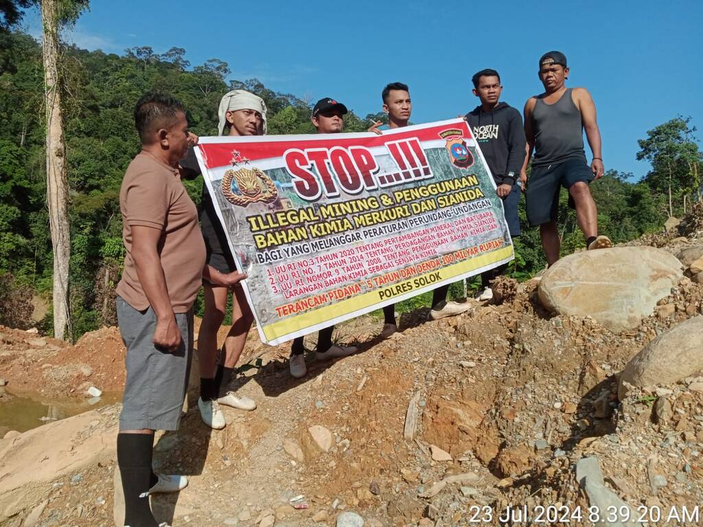 Jajaran Satreskrim Polres Solok saat melakukan penetapan.