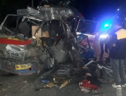 Minibus Tabrak Truk Tronton, Dua Penumpang Meninggal Dunia