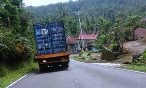 Pengemudi Truk Abaikan Imbauan Gubernur Sumbar