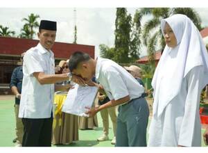 Giliran Siswa SMA Sederajat Terima Bantuan Seragam Gratis
