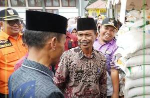 Masyarakat Sangir Jujuhan Terima Bantuan Sembako Bersubsidi