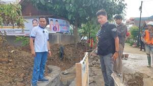 Hidayat Bantu Drainase, Warga Parak Karakah Bersyukur