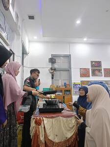 Relawan PLN Berikan Bantuan Pendidikan dan Kesehatan Warga Kampung Pemulung Jurang Mangu Timur