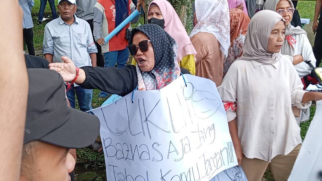 Masyarakat Peduli Demokrasi demo di BAZNAS.