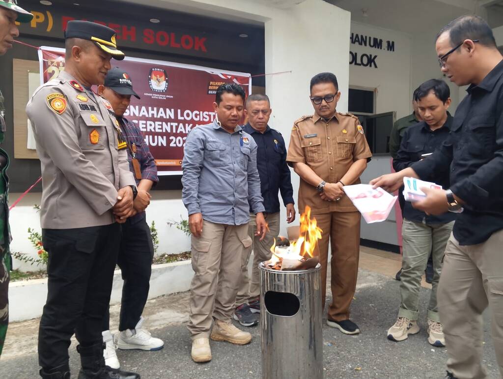 Ketua KPU Kota Solok Ariantoni saat memusnahkan Sura berlebih dengan cara dibakar.