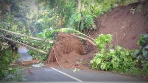 Sejumlah Titik Jalan Simpati-Tiga Nagari Rawan Longsor