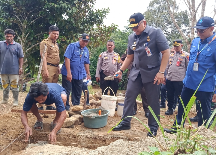 Pj Wako Padang Andree Algamar saat melakukan peletakan batu pertama.