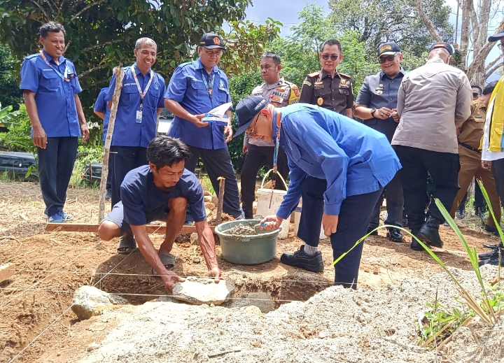 Direktur Utama Perumda AM Padang Hendra Pebrizal melakukan peletakan batu pertama peresmian bedah rumah.