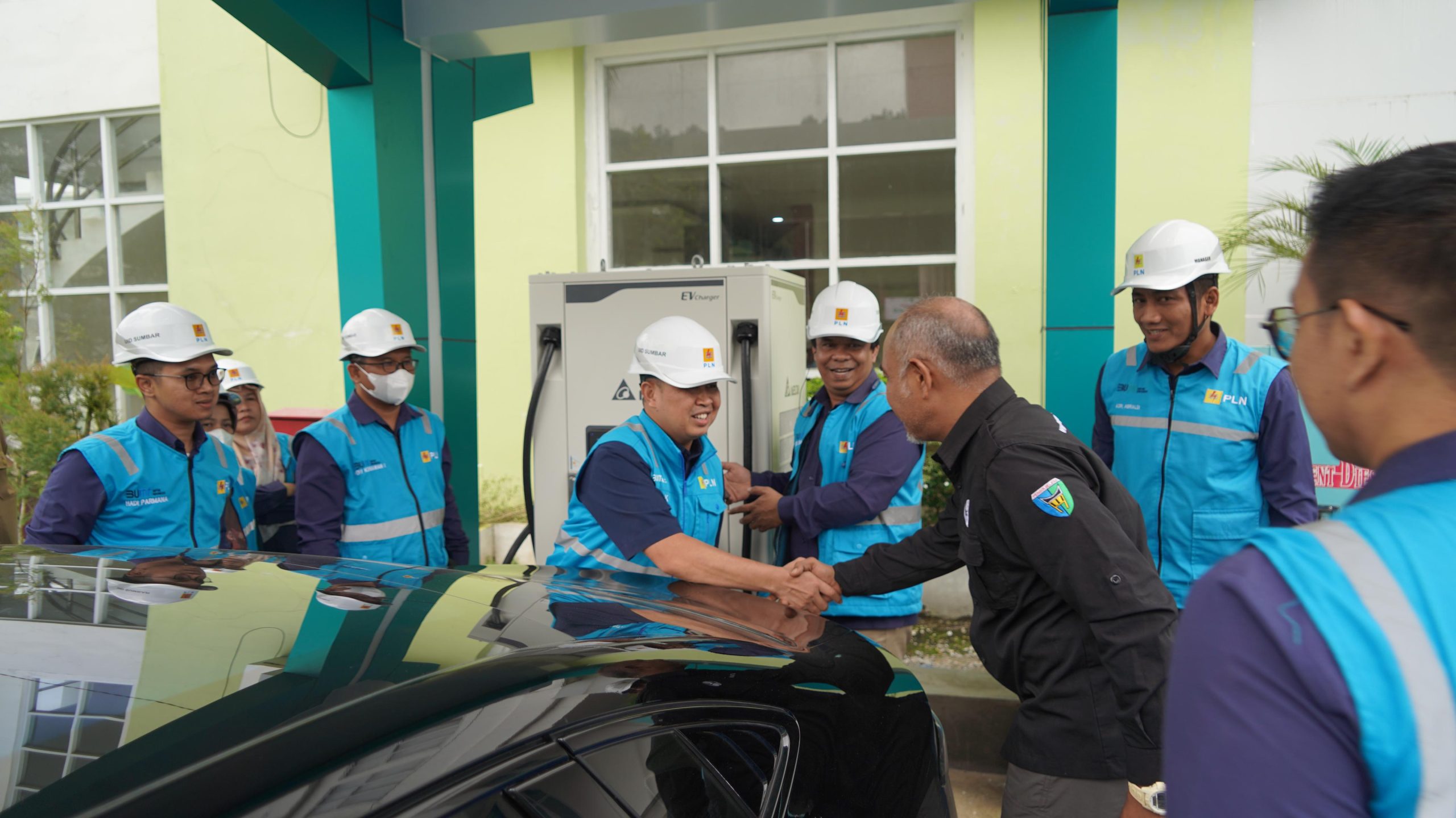 Siap di 59 Titik, PLN Sumbar Pastikan SPKLU Andal di Jalur Mudik dan Destinasi Wisata.