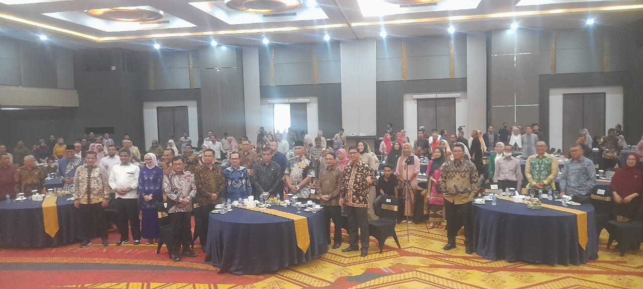 IKA Unand mengadakan kegiatan Silaturahmi dan Dialog Nasional Prospek Pertumbuhan Ekonomi Nasional di Masa Pemerintahan Presiden Baru yang berlangsung di Hotel Truntum, Padang pada Sabtu (11/1/2025)