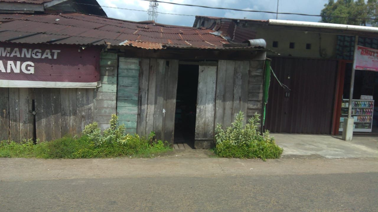 Kondisi Rumah Syamsuriati Ningsih (50), (rumah dengan pintu terbuka) yang akan diperbaiki melalui program bedah rumah yang digagas oleh Srikandi PLN UID Kalimantan Barat.