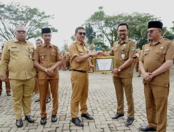 Bupati Solok Selatan Serahkan Hadiah kepada Walinagari Sungai Kunyit