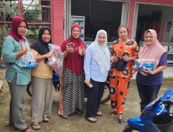 Siska, Anggota DPRD dari Fraksi PDI-P Bagikan Ratusan Pakaian Dalam