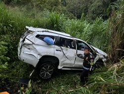 Mitsubishi  Pajero Terjuni Jurang, Tiga Orang Dilarikan ke RSUD Arosuka 