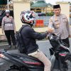 Kapolres Pasaman Barat Kembali Bagikan Takjil ke Pengendara