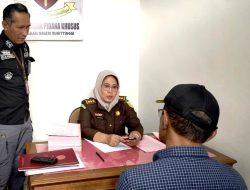 Dua Tersangka Kasus Korupsi Pengelolaan Pasar Atas Ditahan Kejari Bukittinggi