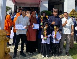 Pemenang Lomba Olahraga Tradisional Terima Hadiah dari Walikota Pariaman