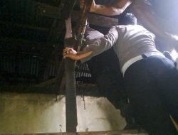Dikepung Warga, Maling Sembunyi di Atas Loteng