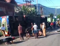 Bus ALS Terbalik di Padang Panjang, Belasan Penumpang Terjebak dan Terjepit