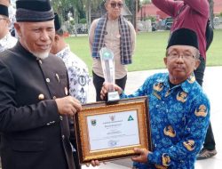 Kepsek MAN 1 Solok Selatan Terima Penghargaan Gubernur Sumbar