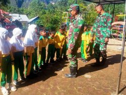 Dikunjungi Personil Satgas TMMD, Murid TK Permata Bunda Senang