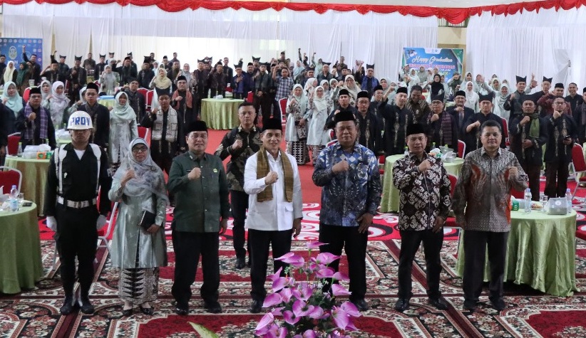 Civitas Akademika UIN Bukittinggi saat menyambut kedatangan Wakil Menteri Agama Muhammad Syafi'i
