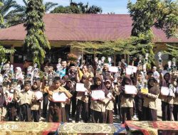 Serahkan Puluhan Piala, PT. RPSM Salurkan CSR ke SDN 26 Kinali
