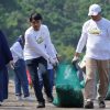 PLN dan Ratusan Peserta Bergandengan Tangan di Pantai Air Manis: Aksi Nyata Cinta Bumi di Hari Lingkungan Hidup