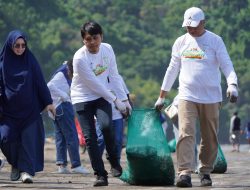 PLN dan Ratusan Peserta Bergandengan Tangan di Pantai Air Manis: Aksi Nyata Cinta Bumi di Hari Lingkungan Hidup