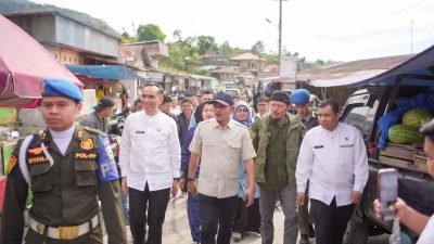 Kunjungan Bupati Solok Jon Firman Pandu ke pasar Nagari Bukit Sileh.
