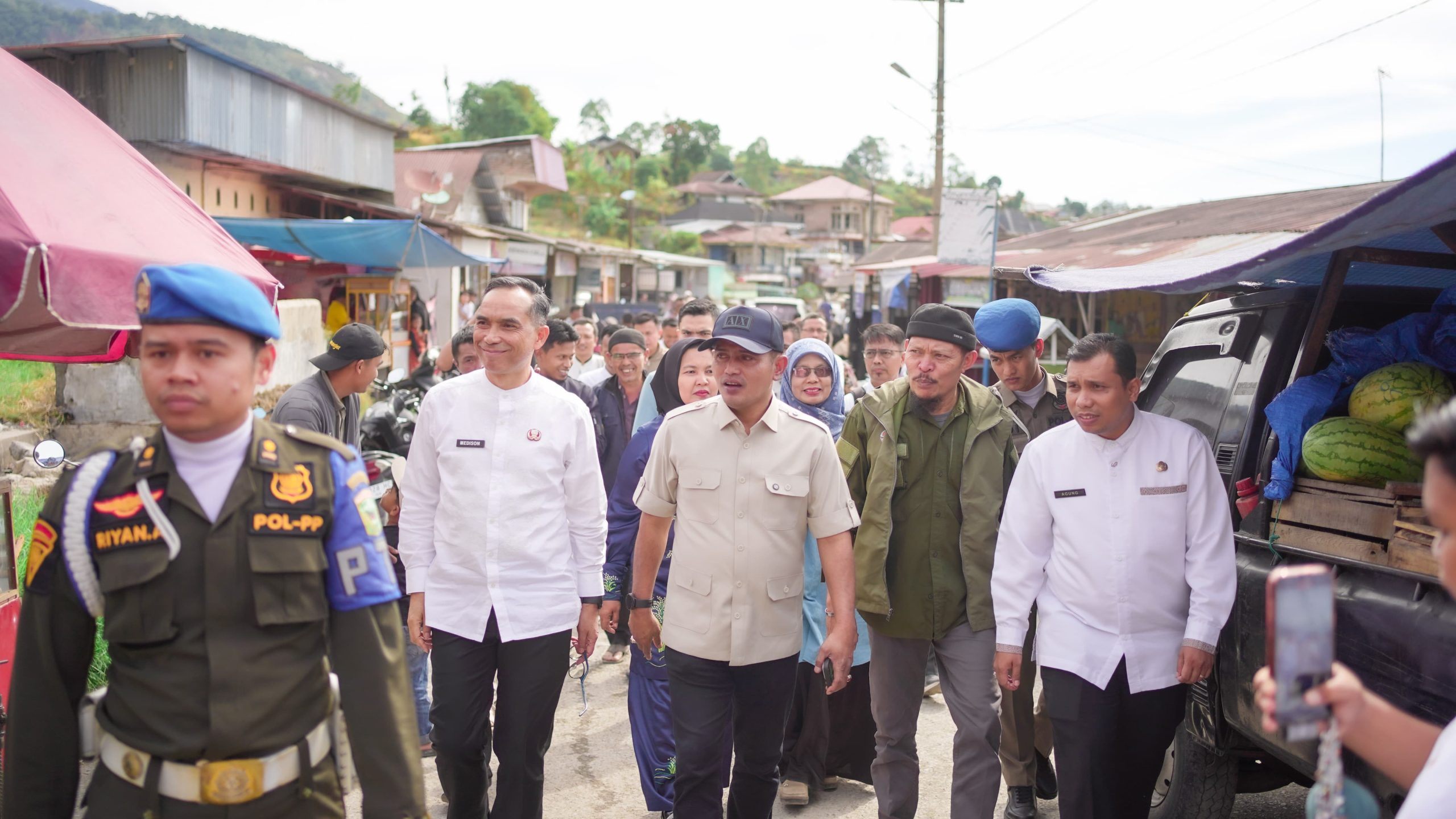 Kunjungan Bupati Solok Jon Firman Pandu ke pasar Nagari Bukit Sileh.