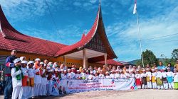 Field Relation Representative PT. SEML Bujang Joan Dt Maninjun bersama dengan Anak-anak yang ikut Sunatan Masal di Aulah kantor Camat Pauh Duo