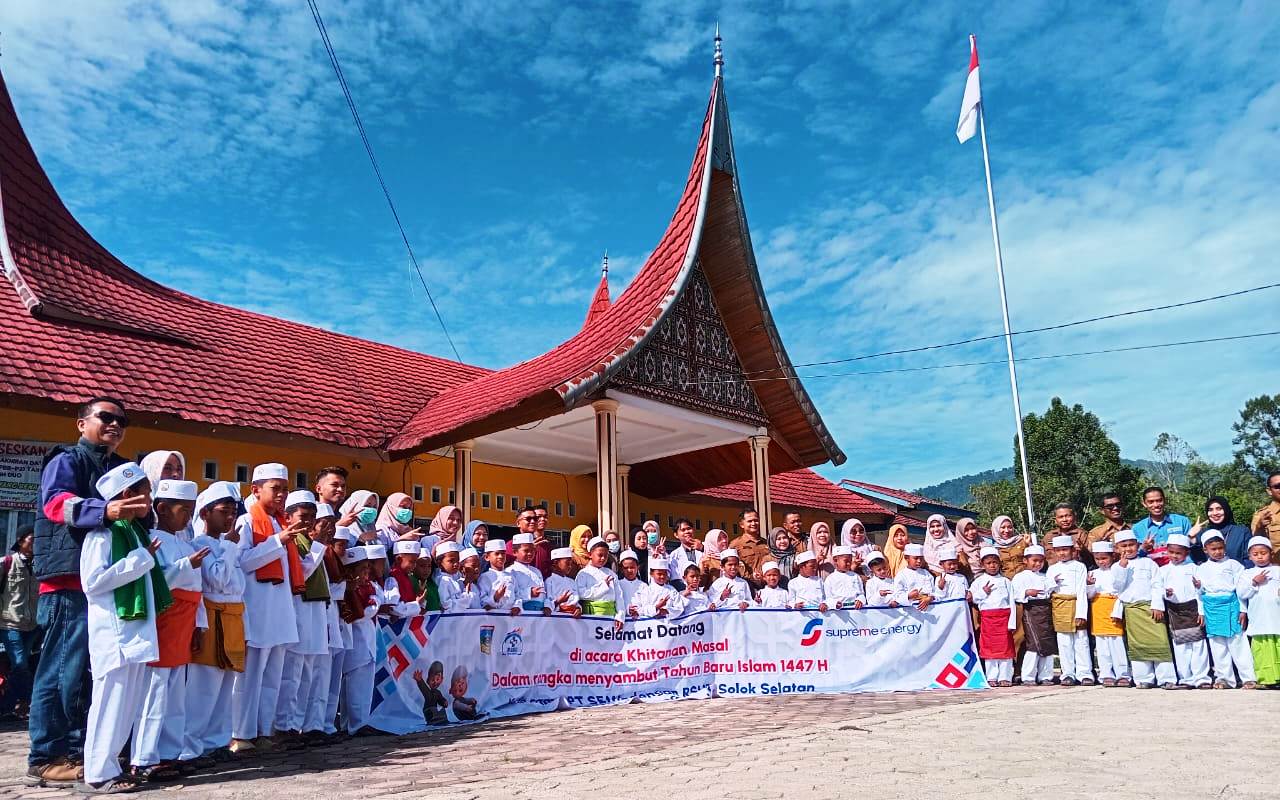 Field Relation Representative PT. SEML Bujang Joan Dt Maninjun bersama dengan Anak-anak yang ikut Sunatan Masal di Aulah kantor Camat Pauh Duo