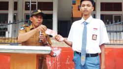 Kepala SMAN 4 Solok Selatan Akmalu Rijal Putra, S.Pd., MM memberikan reward kepada siswa berprestasi sebagai Paskibraka Kabupaten Solok Selatan tujuan untuk membuka tabungan.