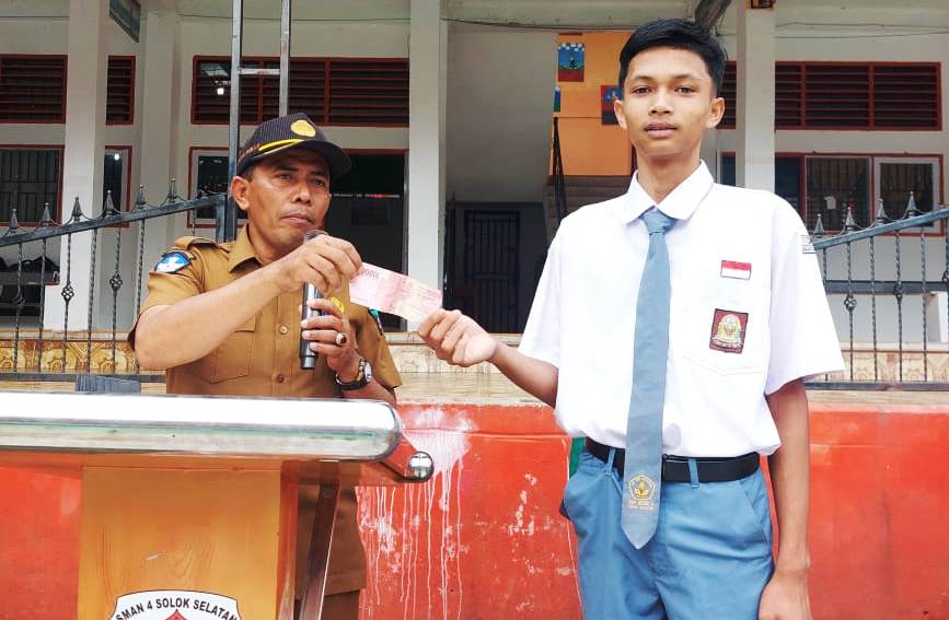 Kepala SMAN 4 Solok Selatan Akmalu Rijal Putra, S.Pd., MM memberikan reward kepada siswa berprestasi sebagai Paskibraka Kabupaten Solok Selatan tujuan untuk membuka tabungan.